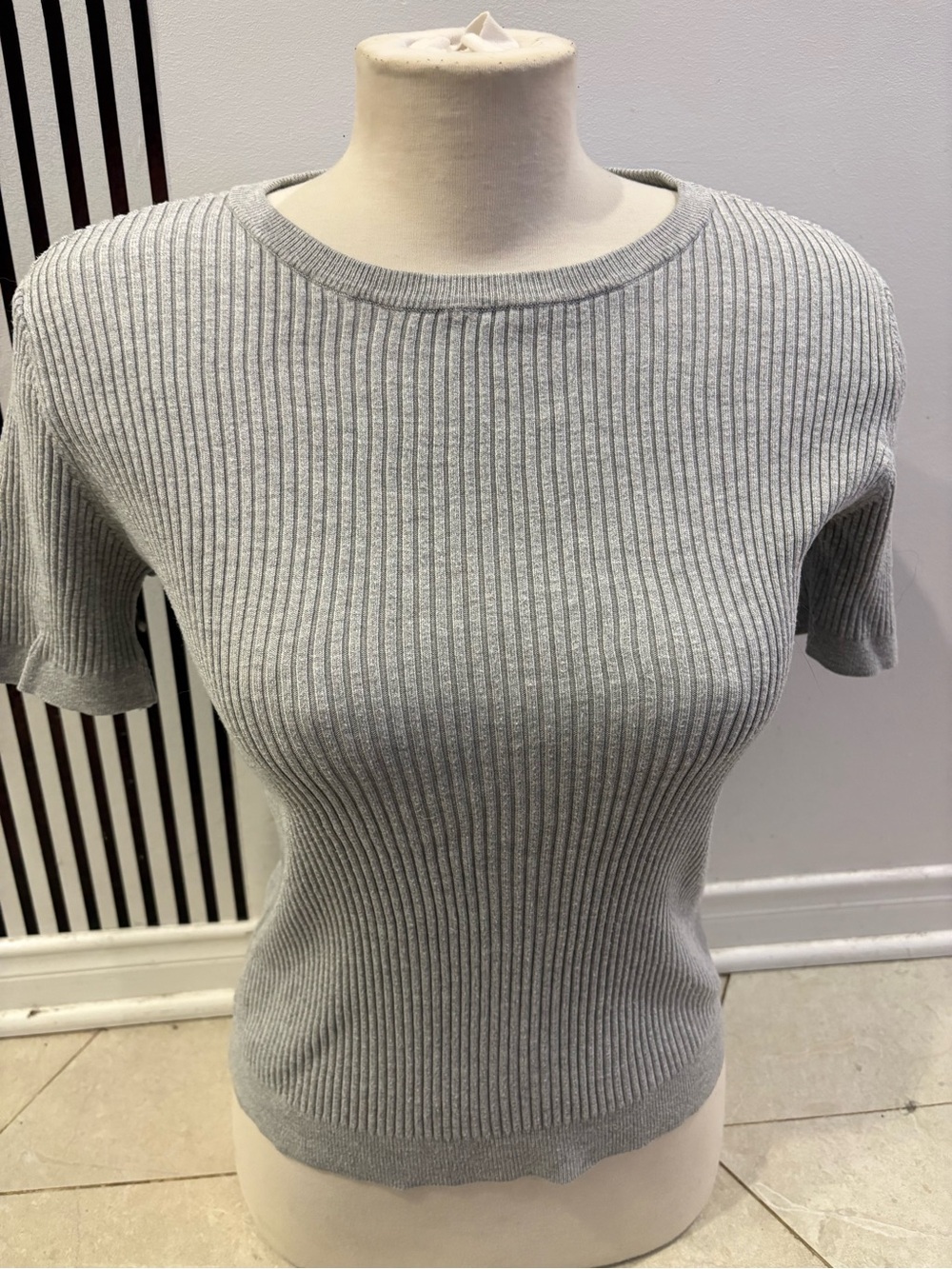 Tristan Ribbed Short Sleeve Sweater Top in Light Gray